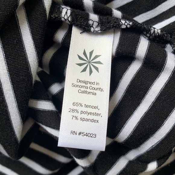 Athleta Side Split Tunic Tank Black White Striped Hi Low Crew Neck Top - Picture 7 of 7